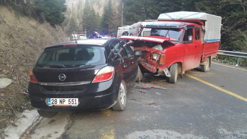 Giresun'da kamyonet ile otomobil çarpıştı: 1 ölü, 2 yaralı