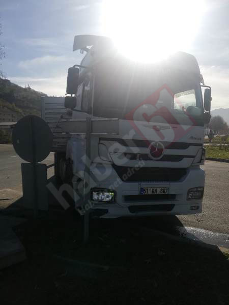Trabzon’da tır ile otomobil çarpıştı: 1 Yaralı