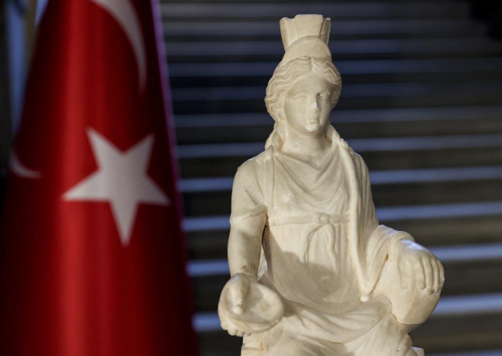 Bakan Ersoy: Kybele heykeli artık ait olduğu topraklara, vatanına gelmiştir