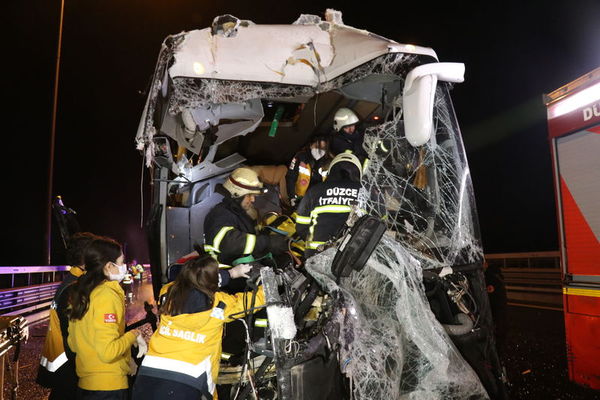 Yolcu otobüsü kamyona çarptı: 16 yaralı