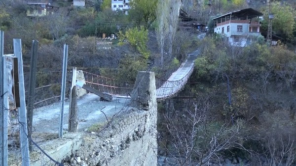 Artvin'de halatları kopan ahşap köprüden tehlikeli geçiş