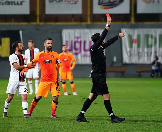 Fatih Terim Kırmızı kart gördü! Trabzonspor maçında…