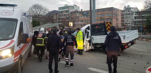 Giresun'da kamyonet otobüse çarptı: 2 yaralı