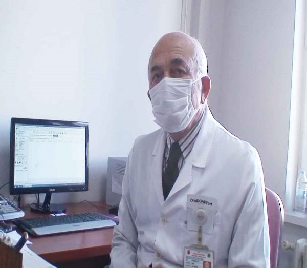 Rize'de pandemide emekli olmak istemeyen doktora, destek