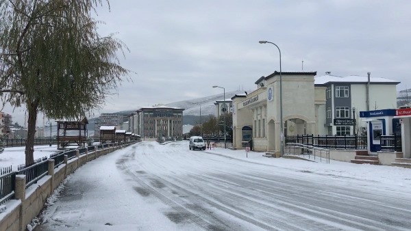 Bayburt'ta 2 köy yolu, kardan kapandı