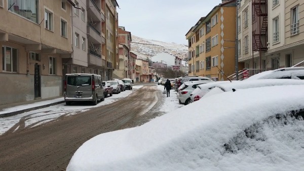 Bayburt'ta 2 köy yolu, kardan kapandı