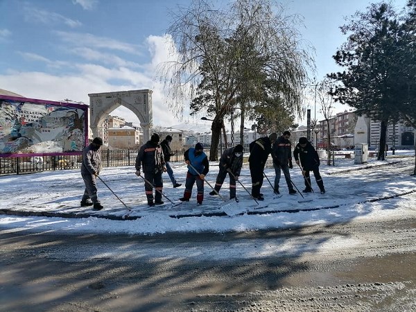 Bayburt'ta karla mücadele