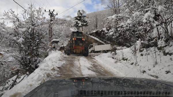 Trabzon'da karla mücadele! 102 mahalle yolu ulaşıma kapandı