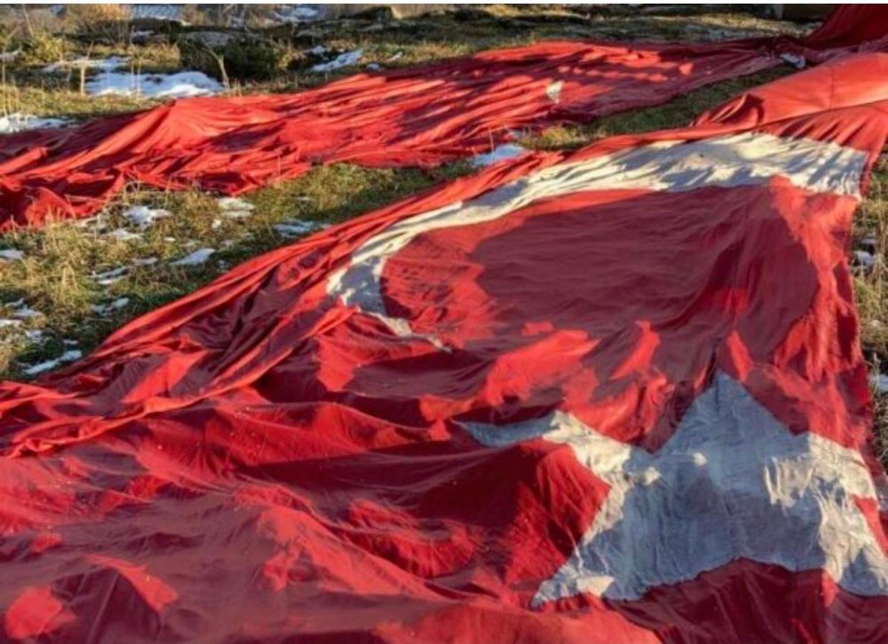 Maçka’da can sıkan görüntü… Türk bayrağını yerden kaldırın