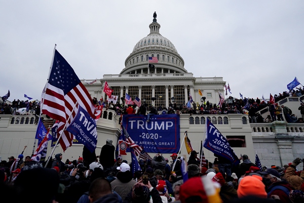 ABD'de darbe girişimi! Trump destekçileri kongreye zorla girdi