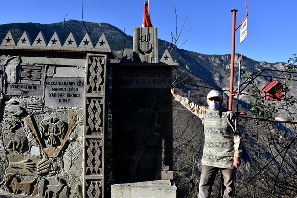 Trabzon'da taş oymacılığı ustası kendi mezar taşını da hazırladı