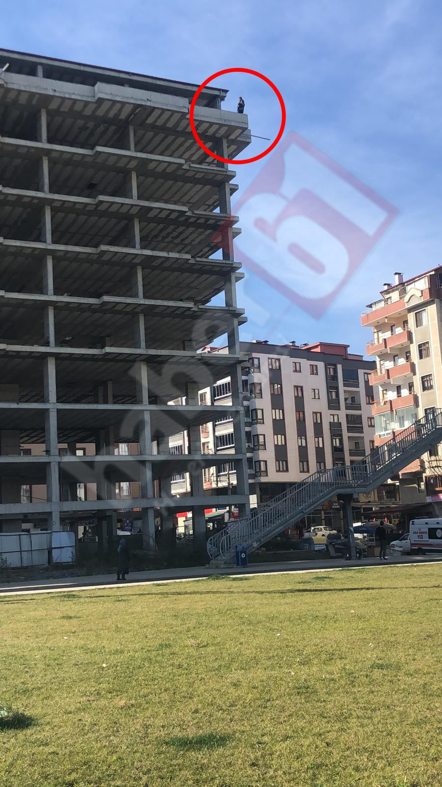 Trabzon'da şok olay! Kucağında Çocuğu ile inşaatın tepesine çıktı