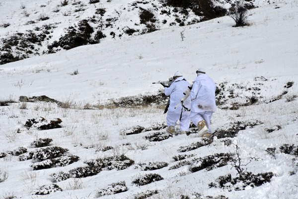 PÖH'ler Doğu Karadeniz'in karla kaplı dağlarında vatan nöbetinde