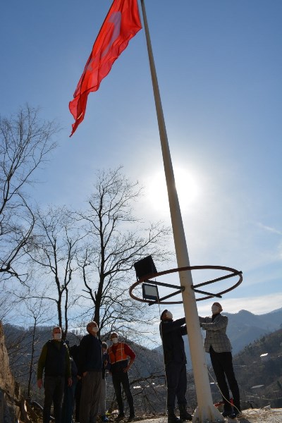 Heyelan sahasına Türk bayrağı