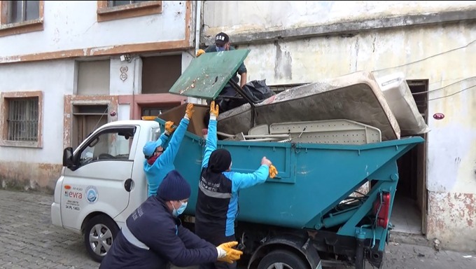 Trabzon'da bir evden 1 kamyonet çöp çıktı
