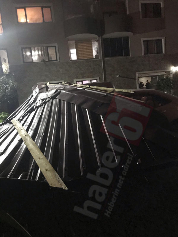 Trabzon'da apartmanın çatısı uçtu