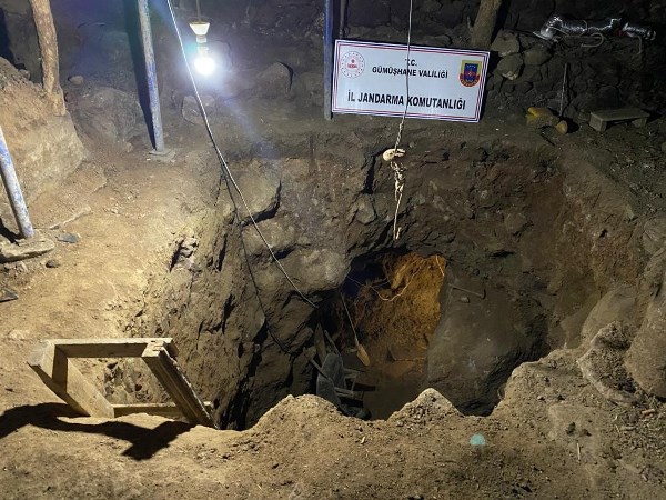 Gümüşhane'de definecilere suçüstü: Evin altında 12 metre derinliğinde tünel açtılar