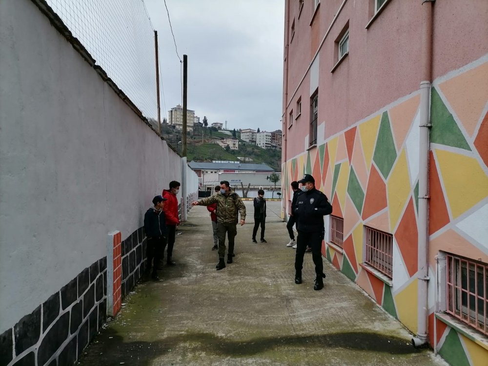 Rize'de kısıtlamada polisi gören çocuklar ne yapacağını şaşırdı