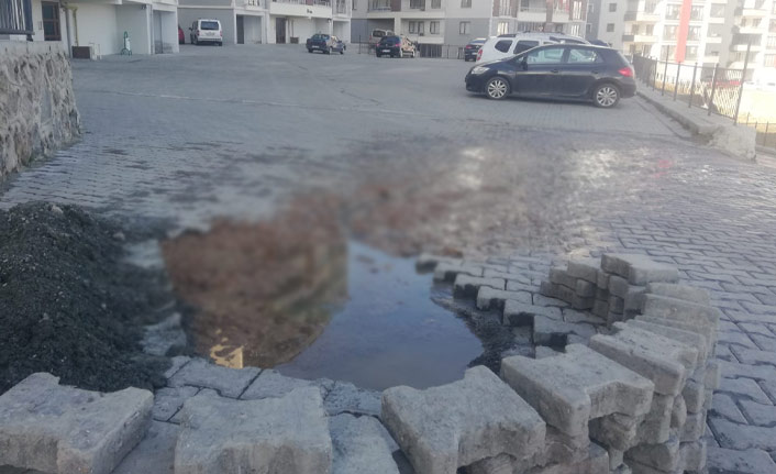 Trabzon'da patlayan kanalizasyon şebekesi sitenin içine aktı