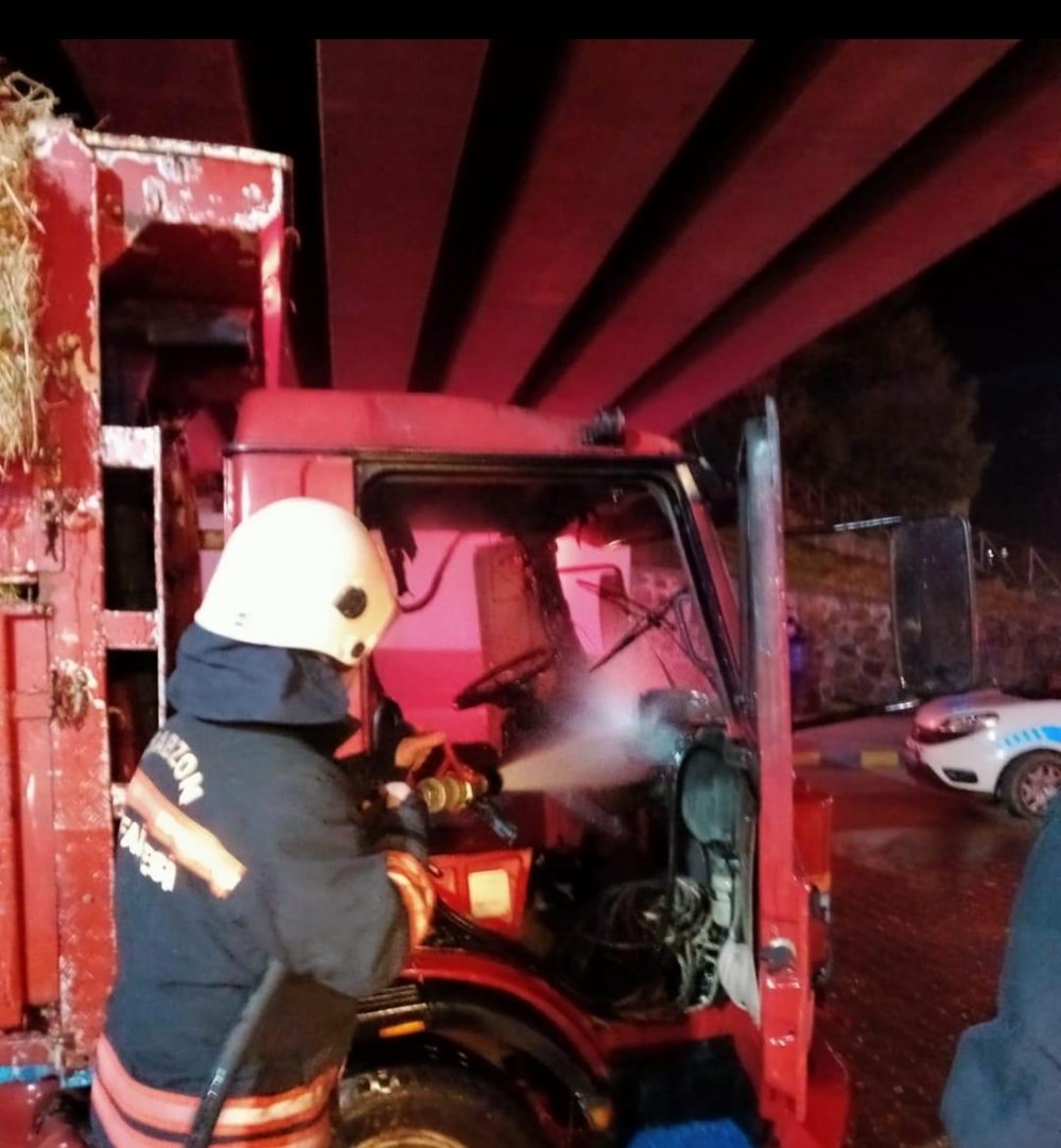 Trabzon’da saman yüklü kamyon alev aldı