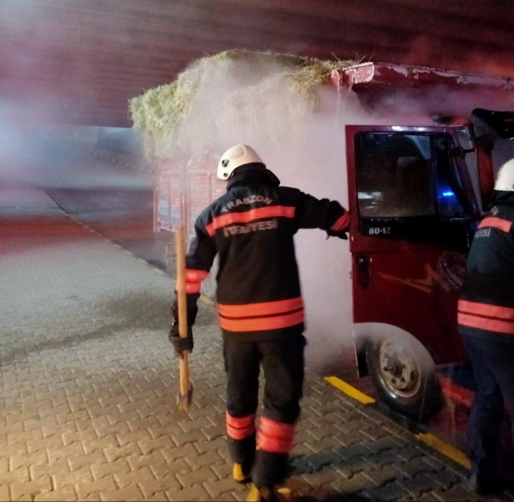 Trabzon’da saman yüklü kamyon alev aldı