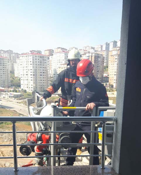 Trabzon'da korkutan yangın! Dumanların arasından İtfaiye kurtardı