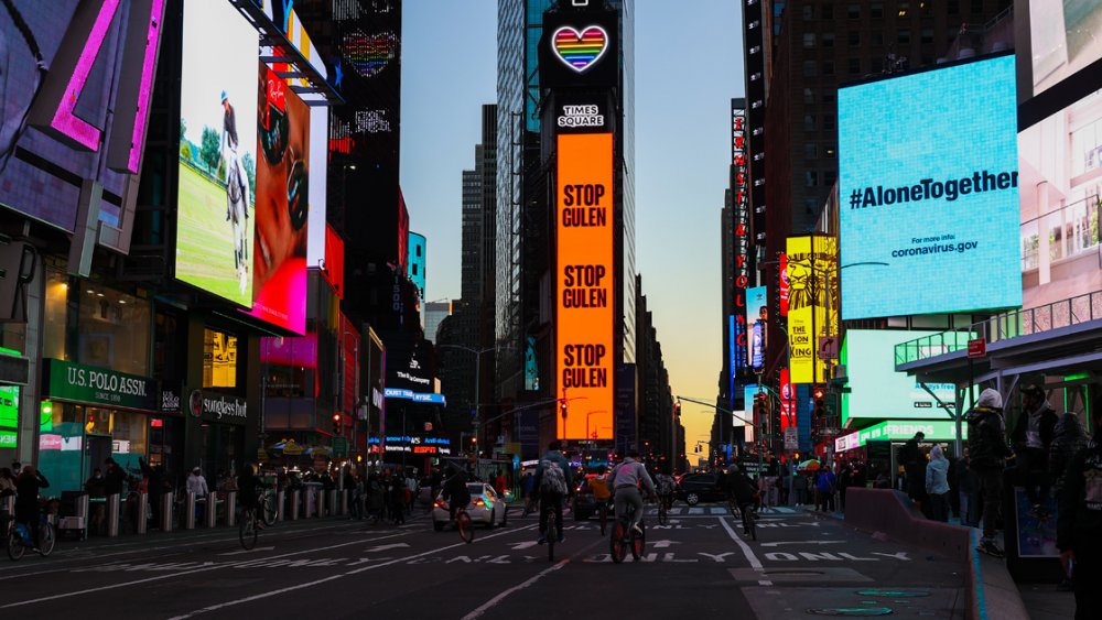 New York'un ünlü meydanında 'Gülen'i durdurun' ilanı