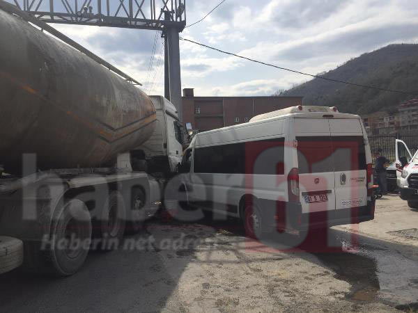 Trabzon’da tanker ile minibüs çarpıştı!