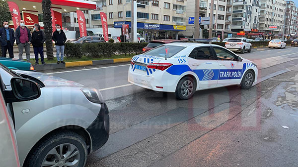 Trabzon’da çakarlı araç dehşeti! Makas attı, uyarılara aldırmadı, polis aracına çarptı