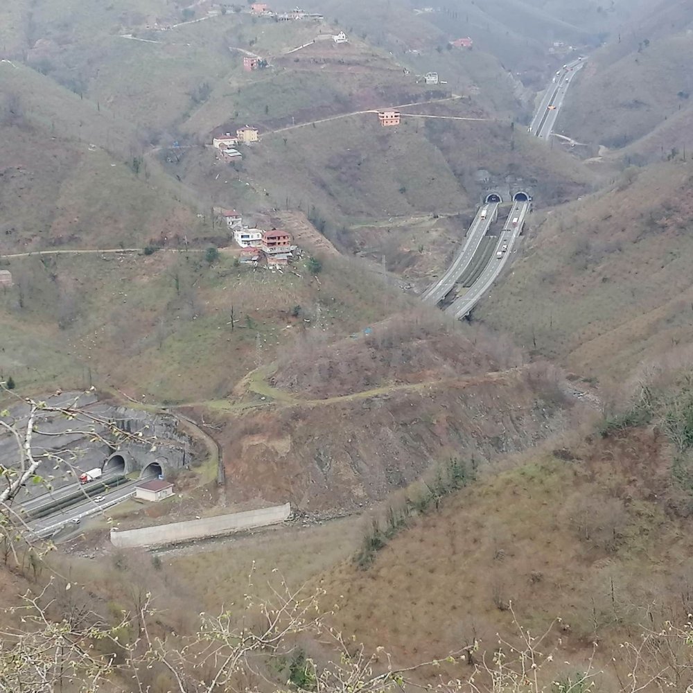 Ordu'da dağların arasındaki otoban