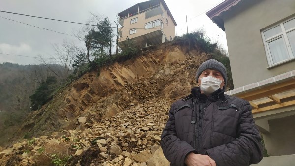 Rize'de toprak kayması! 3 ev tahliye edildi