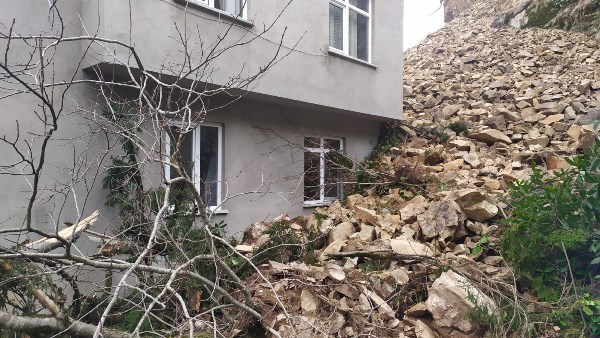 Rize'de toprak kayması! 3 ev tahliye edildi