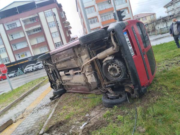 Samsun'da devrilen araçtan yara almadan çıktı