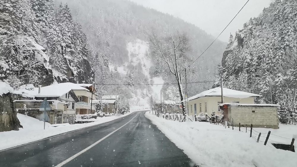 Rize’de kardan kapanan 76 köy yolu açıldı