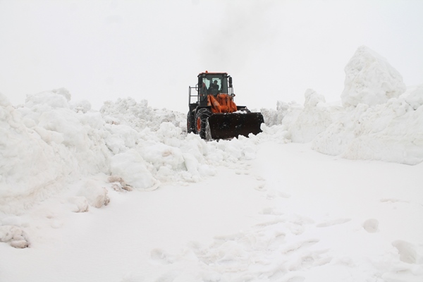 Bayburt ile Trabzon yolunda karla mücadele