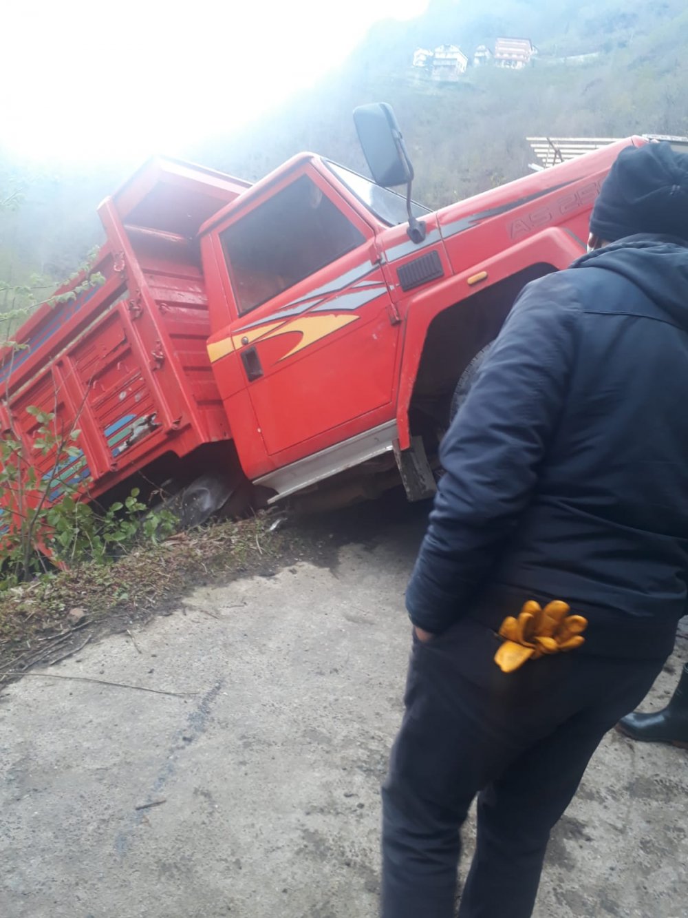 Trabzon'da freni boşalan kamyonet çatıyla yol arasında kaldı