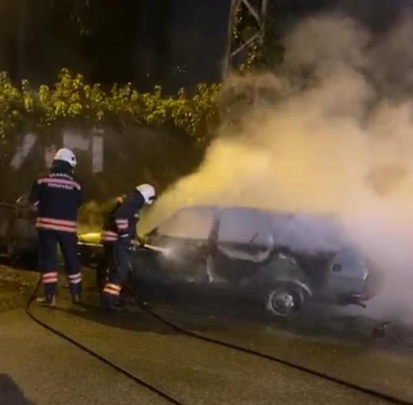 Trabzon’da park halindeki araç yandı