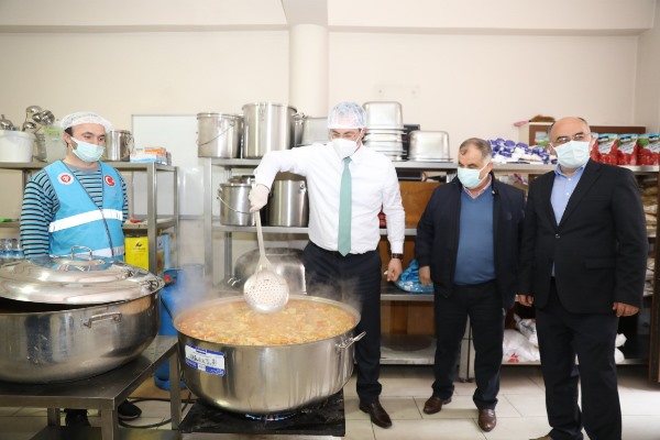 Akçaabat'ta belediyeden sıcak yemek dağıtımına destek