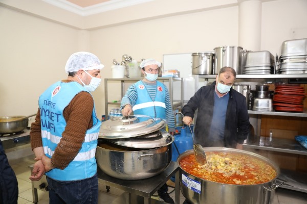 Akçaabat'ta belediyeden sıcak yemek dağıtımına destek