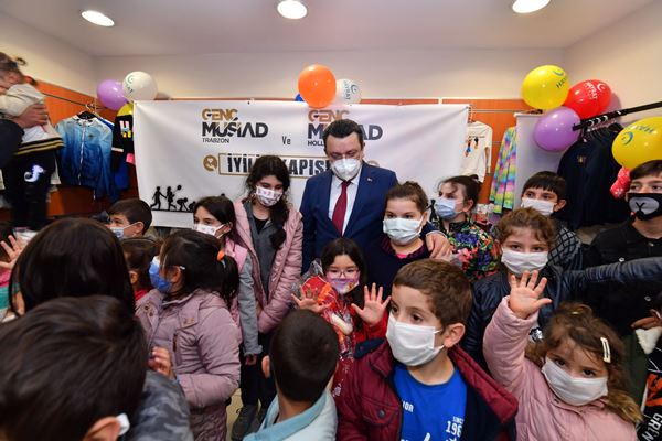 Trabzon'daki yetim çocuklara 23 Nisan hediyesi