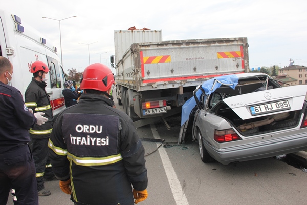Trabzon plakalı otomobil park halindeki kamyona çarptı! 1 Ölü