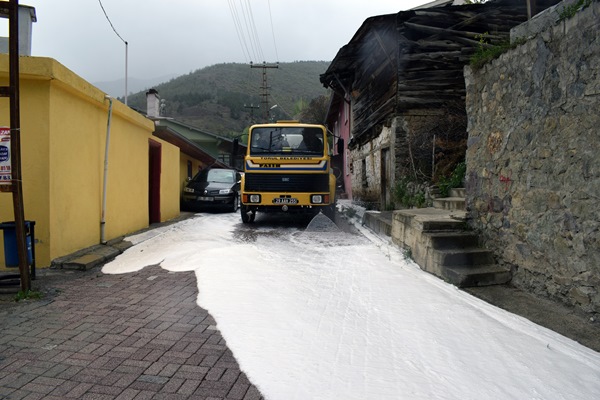 Gümüşhane Torul'da cadde ve sokaklar köpüklü suyla yıkandı