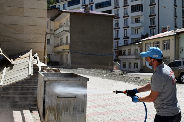 Gümüşhane Torul'da cadde ve sokaklar köpüklü suyla yıkandı
