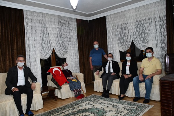 Trabzon’un en yaşlı annelerini ziyaret ettiler