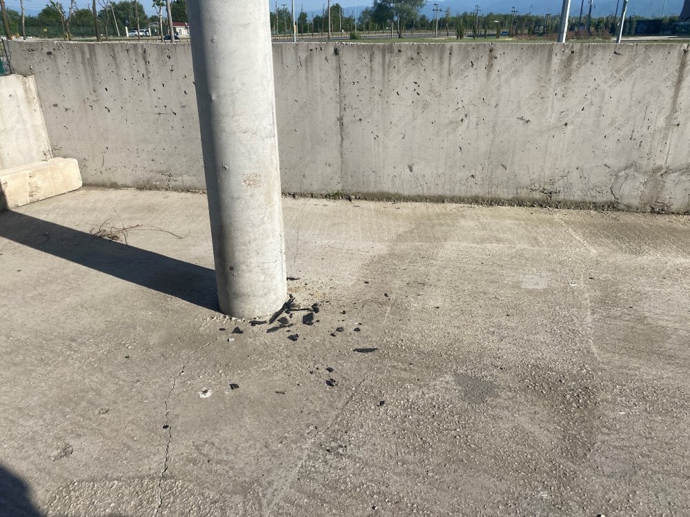 Polisten kaçmaya çalışırken yol sandığı siteye girdi, beton direğe çarptı