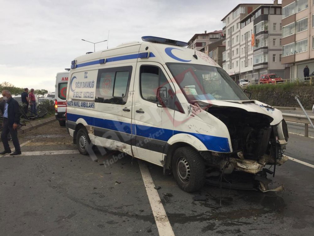 Trabzon’da hasta taşıyan nakil ambulansı karşı şeride geçti! 4 yaralı