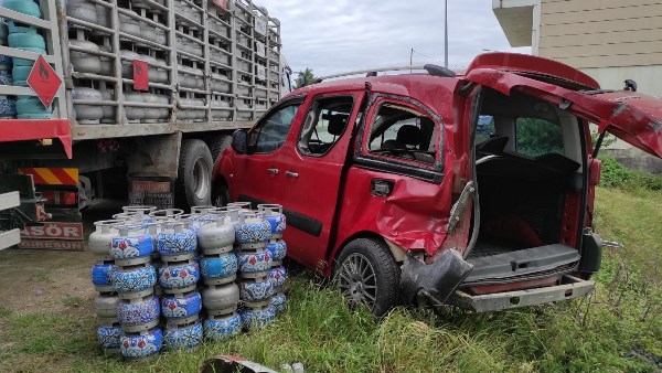Tüp dolu kamyonet oto galeriye daldı, 7 araç zarar gördü