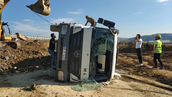 Samsun'da devrilen mikserin sürücüsü ölümden döndü