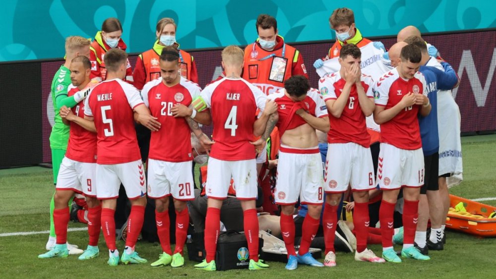 Danimarka Finlandiya maçında korku dolu anlar! Kalp masajı yapıldı