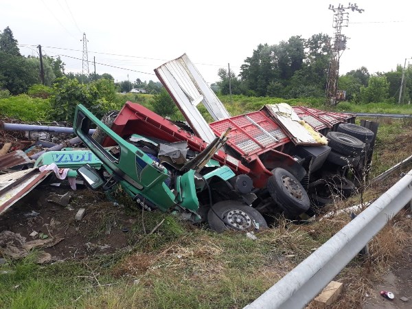 Trabzon plakalı kamyon şarampole devrildi: 1 ağır yaralı
